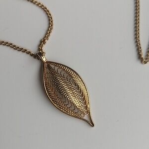 Vintage Sarah Coventry Minimalist Goldtone Leaf Pendant Chain Necklace
